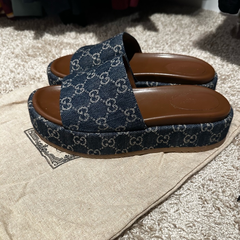 Gucci WOMEN'S PLATFORM SLIDE SANDAL